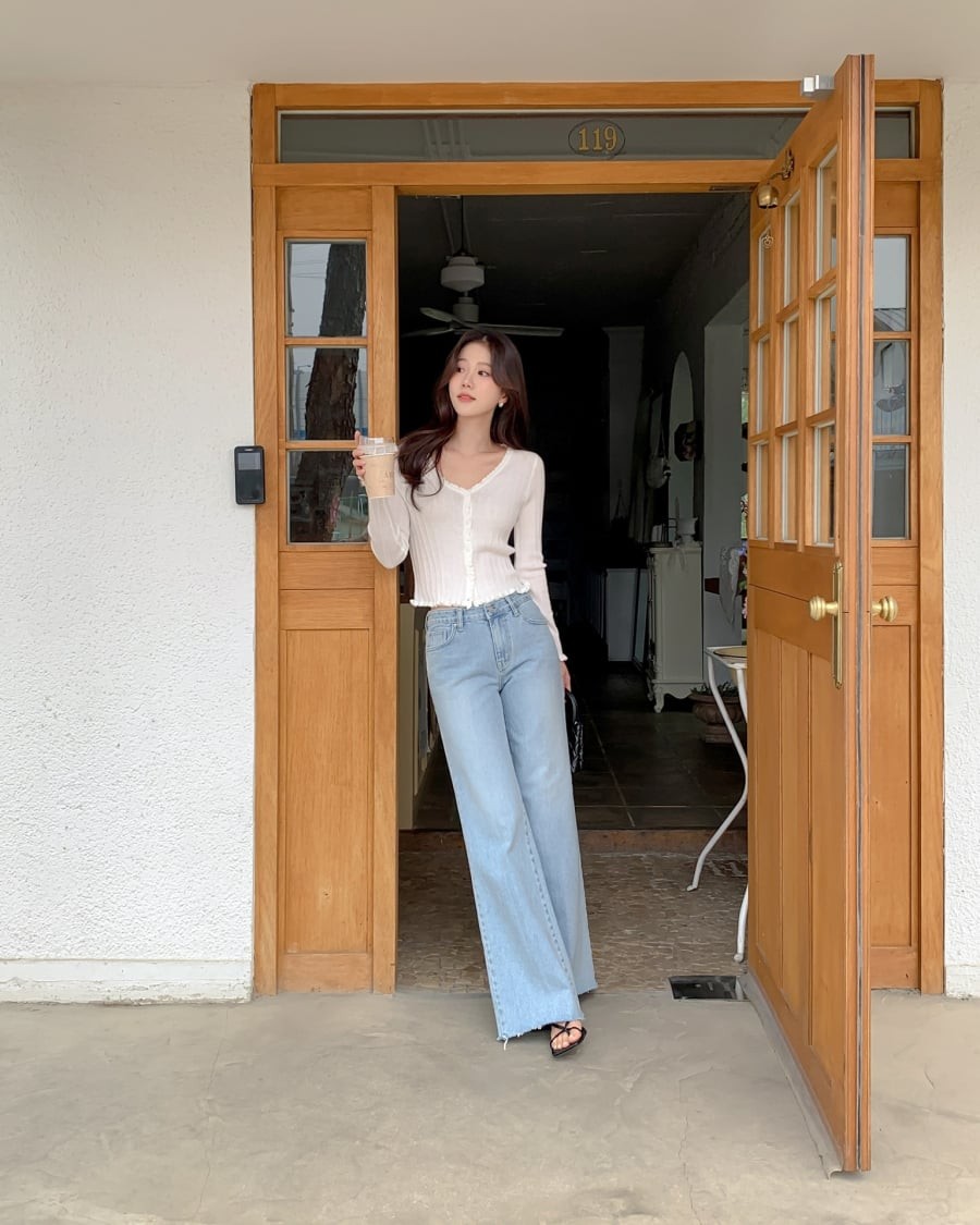 Combo này phù hợp với cả môi trường công sở lẫn những buổi đi chơi, đặc biệt khi được phối cùng áo tối giản và phụ kiện tinh tế.