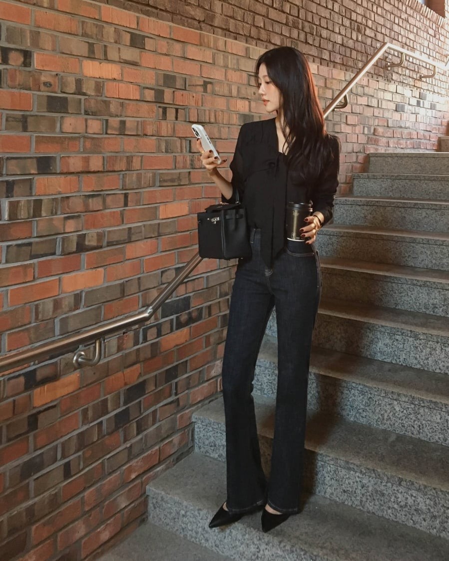 Quần ống vẩy mang hơi thở cổ điển nhưng chưa bao giờ lỗi thời nhờ khả năng tôn đường cong và tạo điểm nhấn cho vóc dáng. 