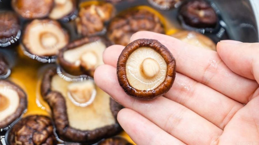 Bạn cần ngâm nấm hương trong nước ấm giúp nấm mềm, giữ được hương vị tự nhiên và dễ làm sạch bụi bẩn hơn.