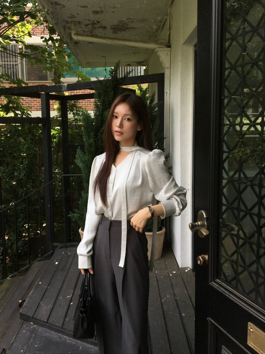 So với quần âu dáng ôm truyền thống, quần âu ống rộng mang đến diện mạo mềm mại và thoải mái hơn, đồng thời vẫn giữ được sự chỉn chu cần thiết.