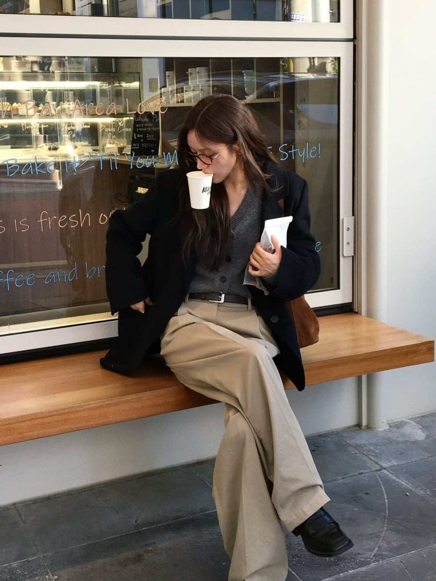 Ưu điểm lớn của quần đen ống rộng nằm ở khả năng biến hóa linh hoạt, có thể phù hợp từ những set đồ thường ngày đến các dịp cần sự chỉn chu hơn. 