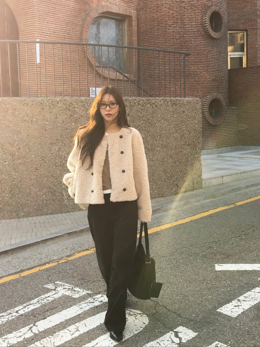 Nếu cần một lựa chọn trung tính nhưng vẫn đủ tinh tế để tạo điểm nhấn, quần ống rộng màu be là gợi ý đáng cân nhắc.