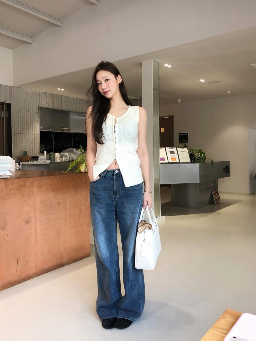 Mang tinh thần trẻ trung và phóng khoáng, quần jeans ống rộng là lựa chọn quen thuộc của những ai yêu thích phong cách năng động.