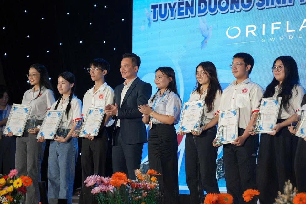 z7437711775872_8a14a9878823e8112a3ffa834d372197