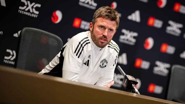 Michael Carrick không loại trừ khả năng tiếp tục gắn bó với Man United sau khi hết thời hạn tạm quyền.