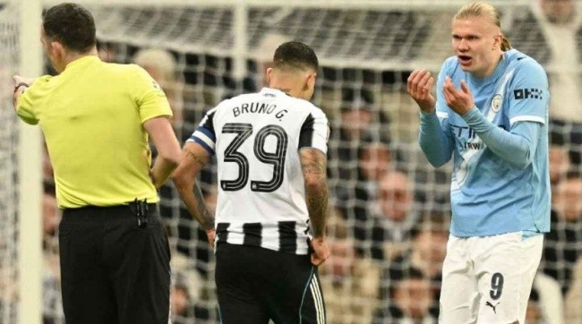 Pep cho rằng trọng tài xử ép Haaland.