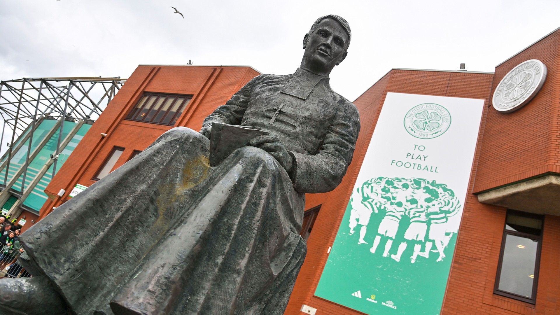 Tu sĩ Walfrid góp công sáng lập CLB Celtic.