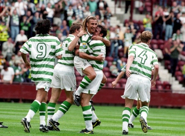 Huyền thoại Henrik Larsson trong màu áo Celtic.