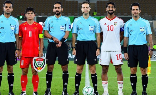 CĐV UAE không hài lòng vì trọng tài Iran điều khiển trận đấu.