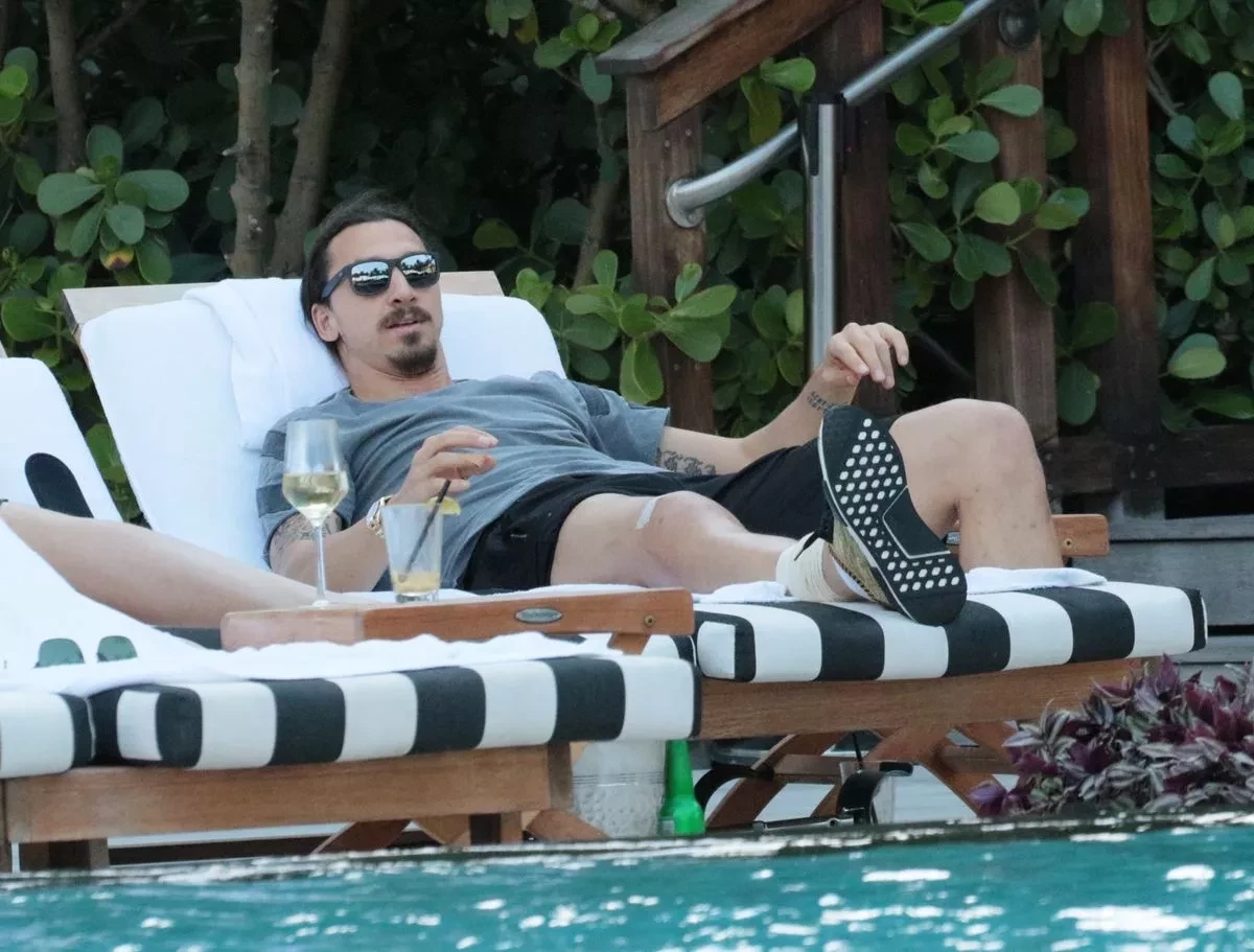 Khoảng lặng phía sau bóng đá.