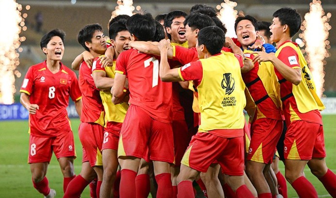 U23 Việt Nam phòng ngự quả cảm để giành tấm vé vào bán kết U23 châu Á. Ảnh: VFF.