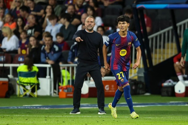 Hansi Flick thất vọng khi thần đồng Barca chạy theo PSG.