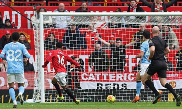 Bàn thắng việt vị của Amad Diallo