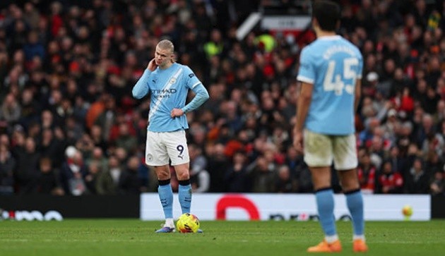 Haaland vô hại trước hàng thủ Man Utd.