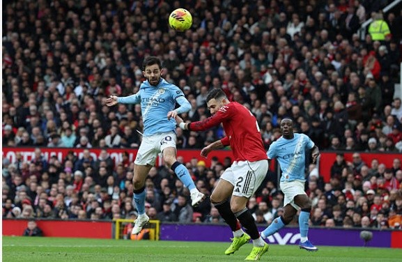 Silva bức xúc vì trọng tài không trao thẻ đỏ cho Dalot.