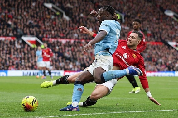 Silva cho rằng Dalot xứng đáng lĩnh thẻ đỏ thay vì thẻ vàng ở tình huống này.