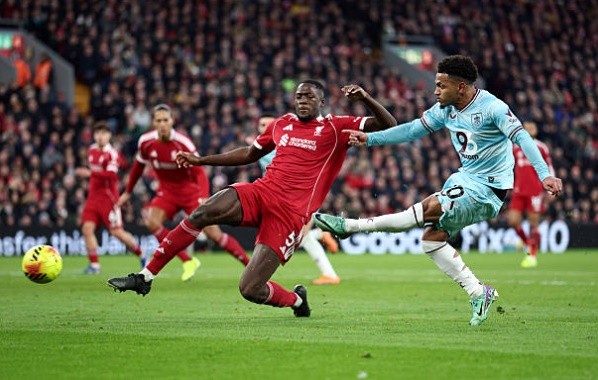 Edwards khiến cầu trường Anfield im bặt.