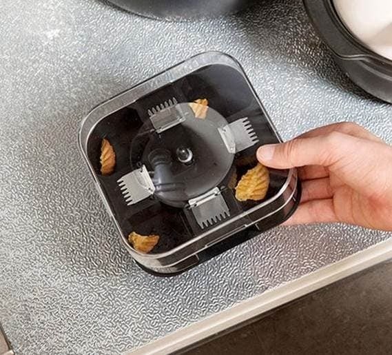 Bạn có thể mua axit boric tại các hiệu thuốc. Hòa tan một lượng vừa phải axit boric vào nước nóng, sau đó dùng giẻ lau hoặc cây lau sàn để lau sàn nhà.