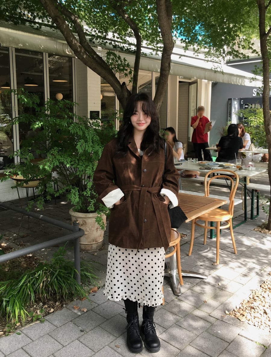 Sự trở lại của màu nâu trong năm 2026 cho thấy xu hướng thời trang đang dịch chuyển về các gam màu trung tính ấm áp. 