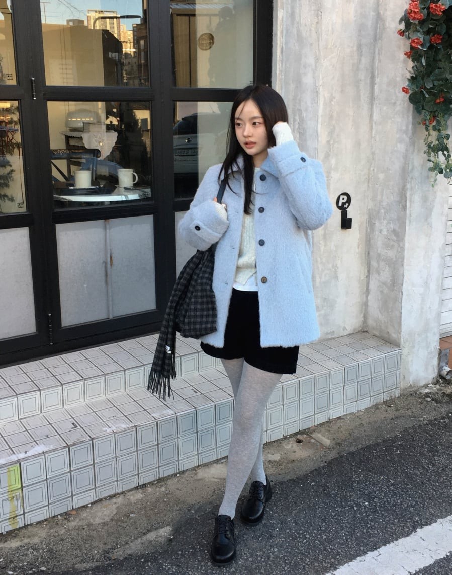 Xanh dương luôn giữ vị trí ổn định trong bảng màu thời trang nhờ sự dễ chịu và tính linh hoạt cao. 