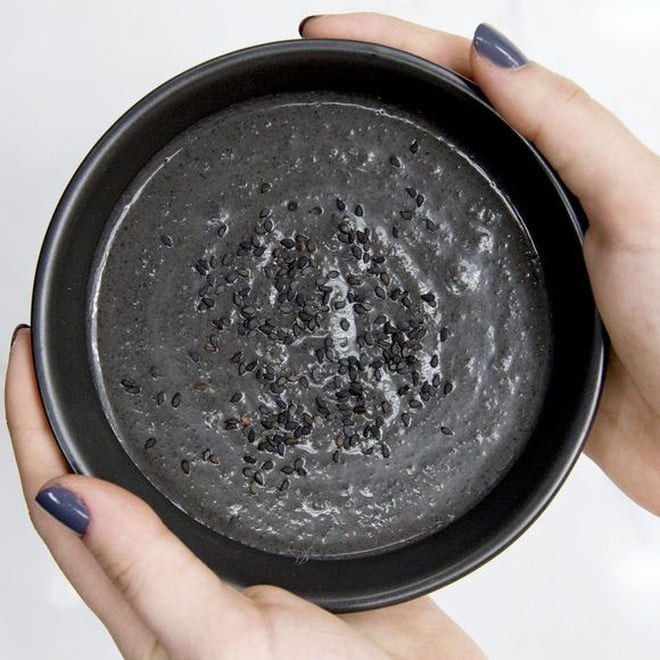 Mè đen lại nổi tiếng với khả năng giúp tóc chắc khỏe, hạn chế gãy rụng và hỗ trợ tóc giữ được độ bóng.