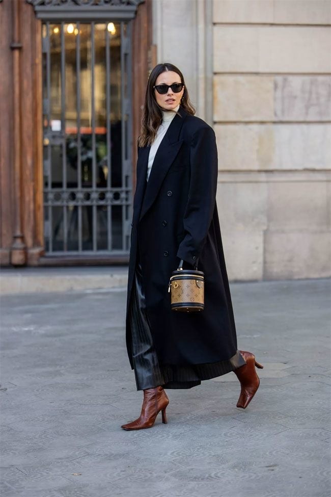 Kiểu bốt này thường xuyên xuất hiện cùng quần denim, quần legging hoặc váy ngắn, tạo nên diện mạo chỉn chu mà không quá phô trương.