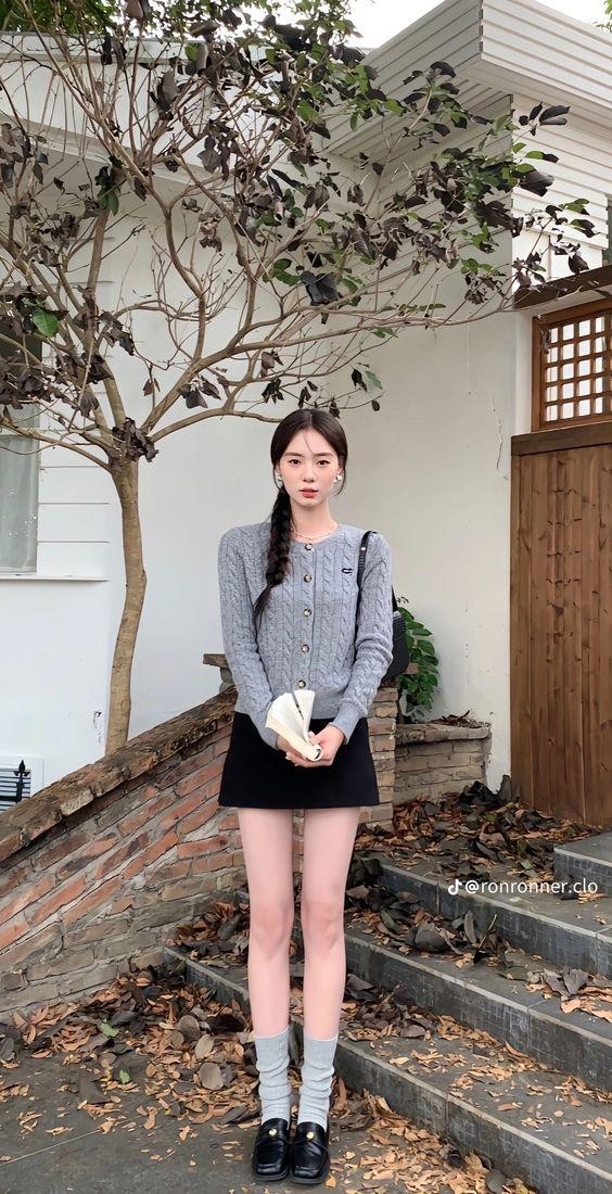 Loafer là đại diện tiêu biểu cho phong cách thanh lịch pha chút học thuật, đồng thời cũng là một trong những kiểu giày dễ ứng dụng nhất. 