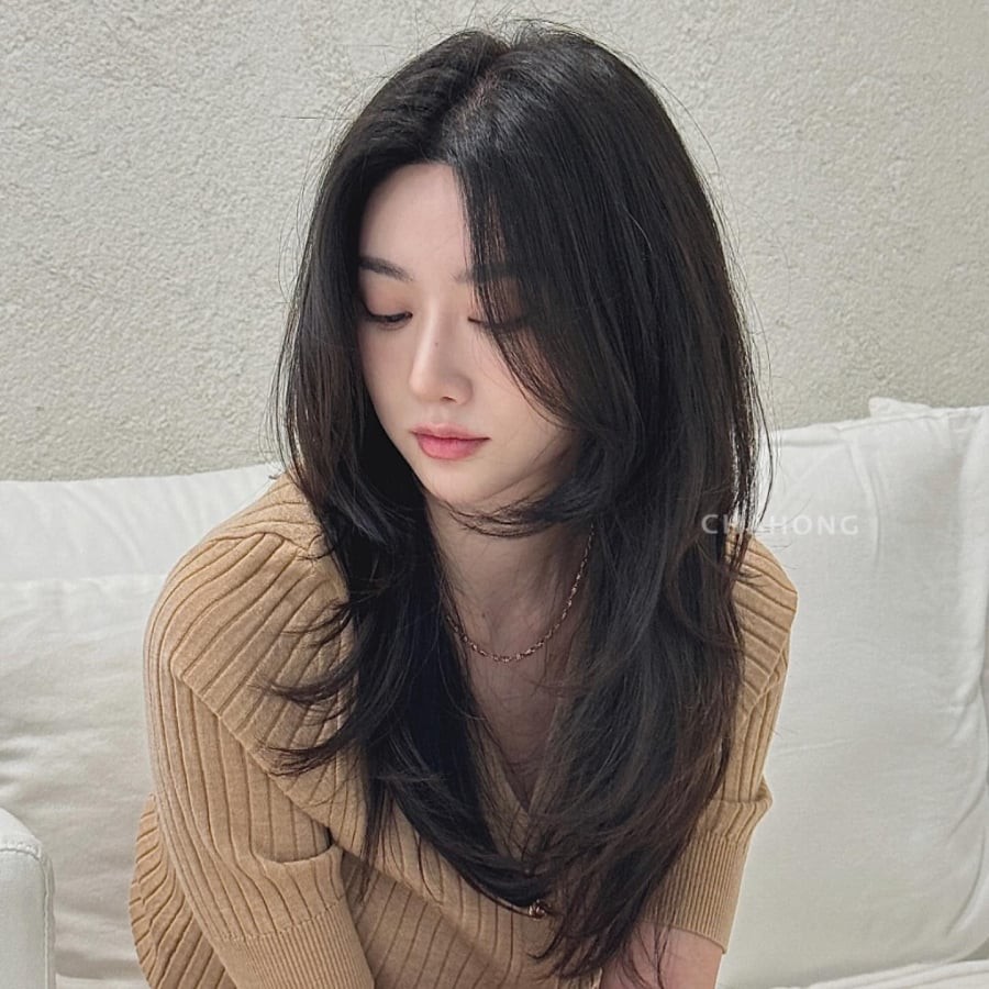  Khi giữ nguyên màu đen, kiểu tóc này mang đến cảm giác dịu dàng, thanh thoát mà không hề nặng nề. 