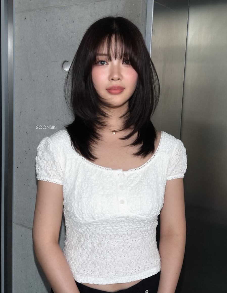 Màu đen giúp mái tóc trông dày hơn, vào nếp tốt hơn, đặc biệt phù hợp với những người có tóc mỏng.