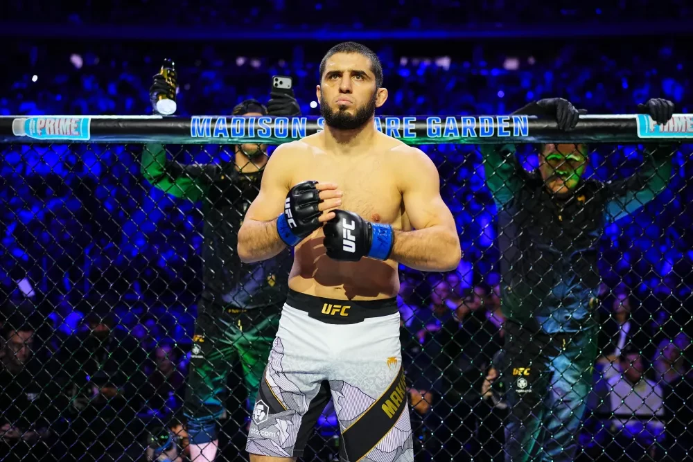 Islam Makhachev sau khi giành đai vô địch hạng bán trung UFC.
