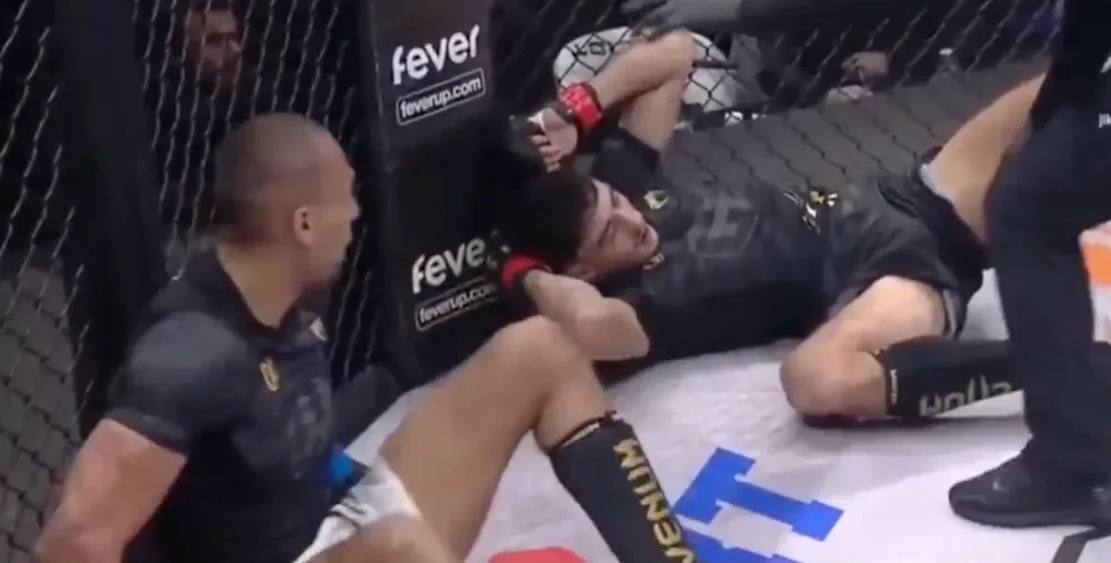 Cổ chân của Erwan Teiga bị gập ngược trong trận đấu với Isame Ennani.