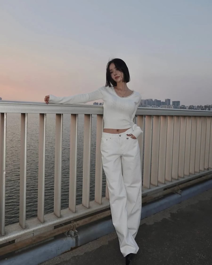 Màu trắng phát huy tối đa sức hút khi đi cùng sự tương phản về chất liệu. 