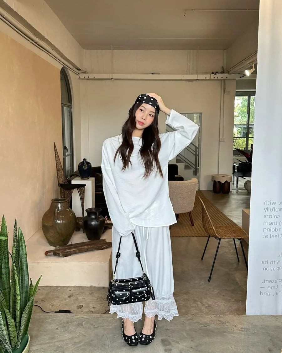 Sắc trắng cũng là nền hoàn hảo để làm nổi bật các phụ kiện mang tính tương phản.