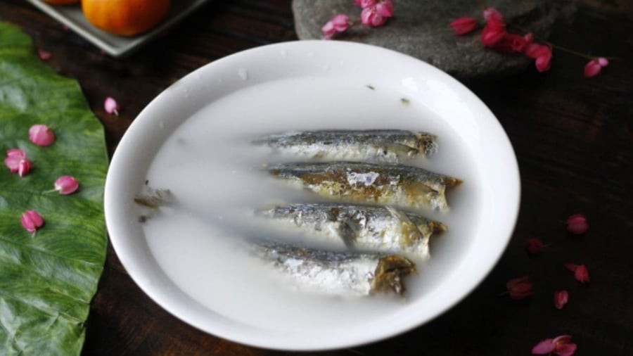 Ngâm cá khô trong nước vo gạo sẽ giúp cá bớt mặn và khử mùi tanh.