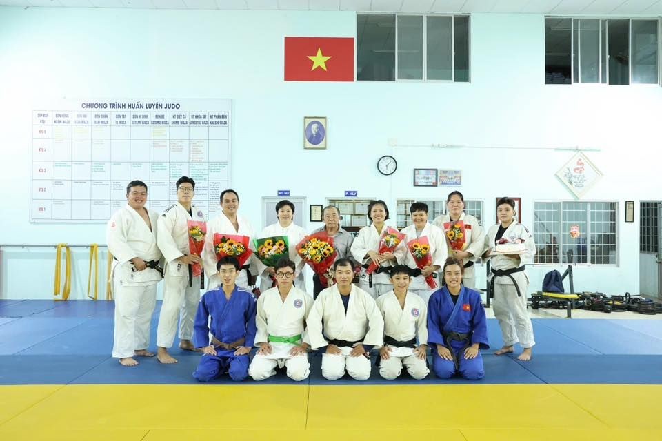 VS Đặng Văn Tươi (người đứng giữa) và các học trò.jpg