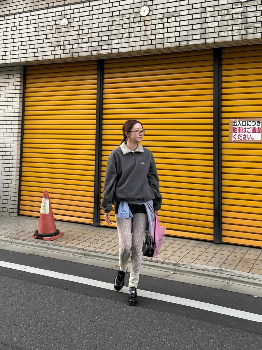 Áo len cổ khóa kéo đáp ứng tốt nhu cầu này khi sở hữu phom dáng có cấu trúc rõ ràng, vừa đủ chỉn chu để đi làm, vừa đủ mới mẻ để không gây nhàm chán 