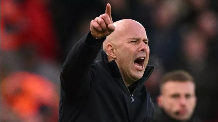 Slot cùng các học trò đánh rơi 2 điểm ngay trên sân nhà.