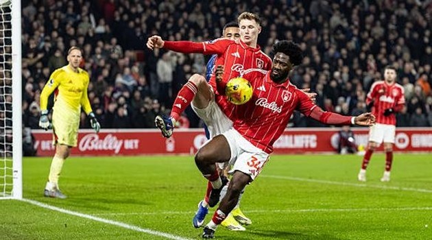 Nottingham Forest thoát phạt đền sau tình huống bóng chạm tay Ola Aina.