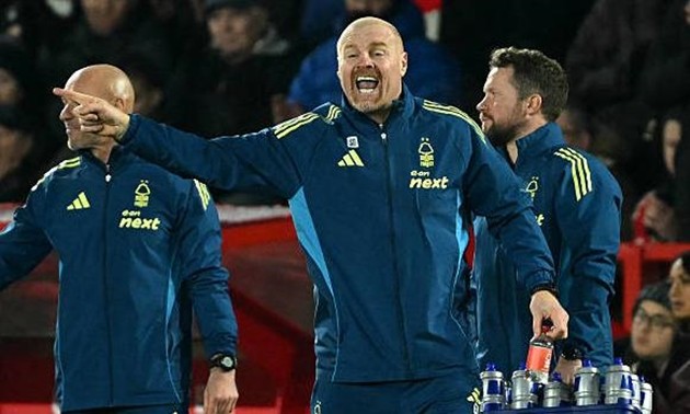 Sean Dyche cho rằng Arsenal không xứng đáng được hưởng phạt đền.