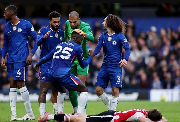 Moises Caicedo — 7.6: Bị bỏ lại một mình gánh vác nhiệm vụ phòng ngự quá nhiều. Dù Caicedo có thể biến điều đó thành điểm mạnh, nhưng đôi khi anh cũng gặp khó khăn để theo kịp tình huống. Tuy nhiên, anh đã phong tỏa Mikkel Damsgaard rất hiệu quả.