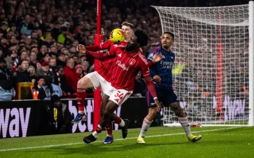 Tình huống gây tranh cãi trong trận đấu giữa Forest và Arsenal.