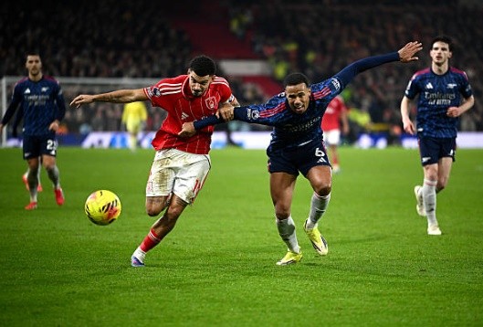Gabriel Magalhaes (7.2 điểm): Sát cánh cùng Saliba, trung vệ người Brazil đã duy trì được sợi dây liên kết chặt chẽ. Gabriel thi đấu vô cùng mạnh mẽ, không ngại va chạm và là chốt chặn đáng tin cậy giúp Arsenal giữ sạch lưới. Anh cũng tích cực tham gia vào các tình huống dàn xếp đá phạt cố định nhưng không có cơ hội dứt điểm thuận lợi.