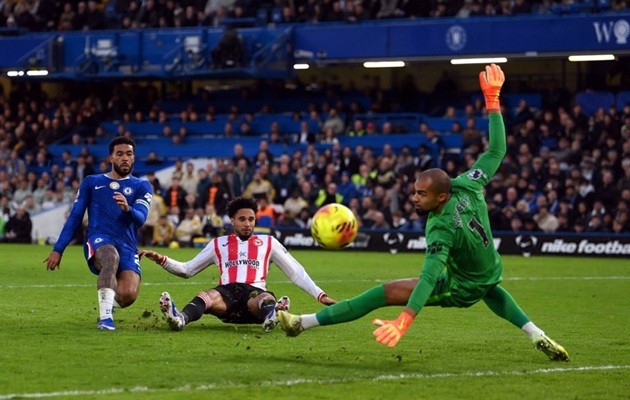 Sanchez đã có những pha cứu thua quan trọng.