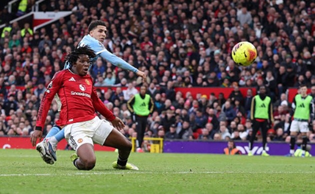 Dorgu tiếp tục ghi dấu ấn khi đá trên hàng công.