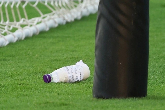 Bình nước gây chú ý của Li Hao.