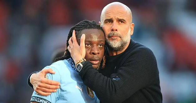 HLV Guardiola thừa nhận Dalot đã phạm lỗi nguy hiểm với Doku.