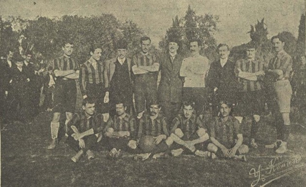 Đội hình chính mùa giải 1907–08 (Người sáng lập câu lạc bộ, Ziya Songulen, đứng thứ tư từ bên trái).