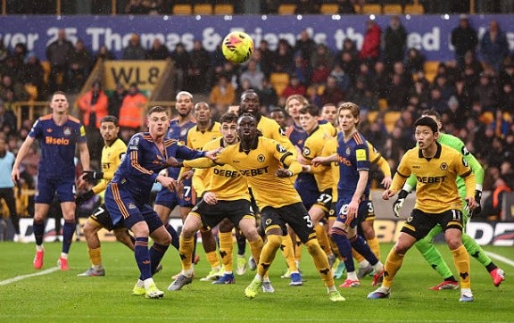 Newcastle và Wolves chia điểm trong 1 trận cầu không bàn thắng.