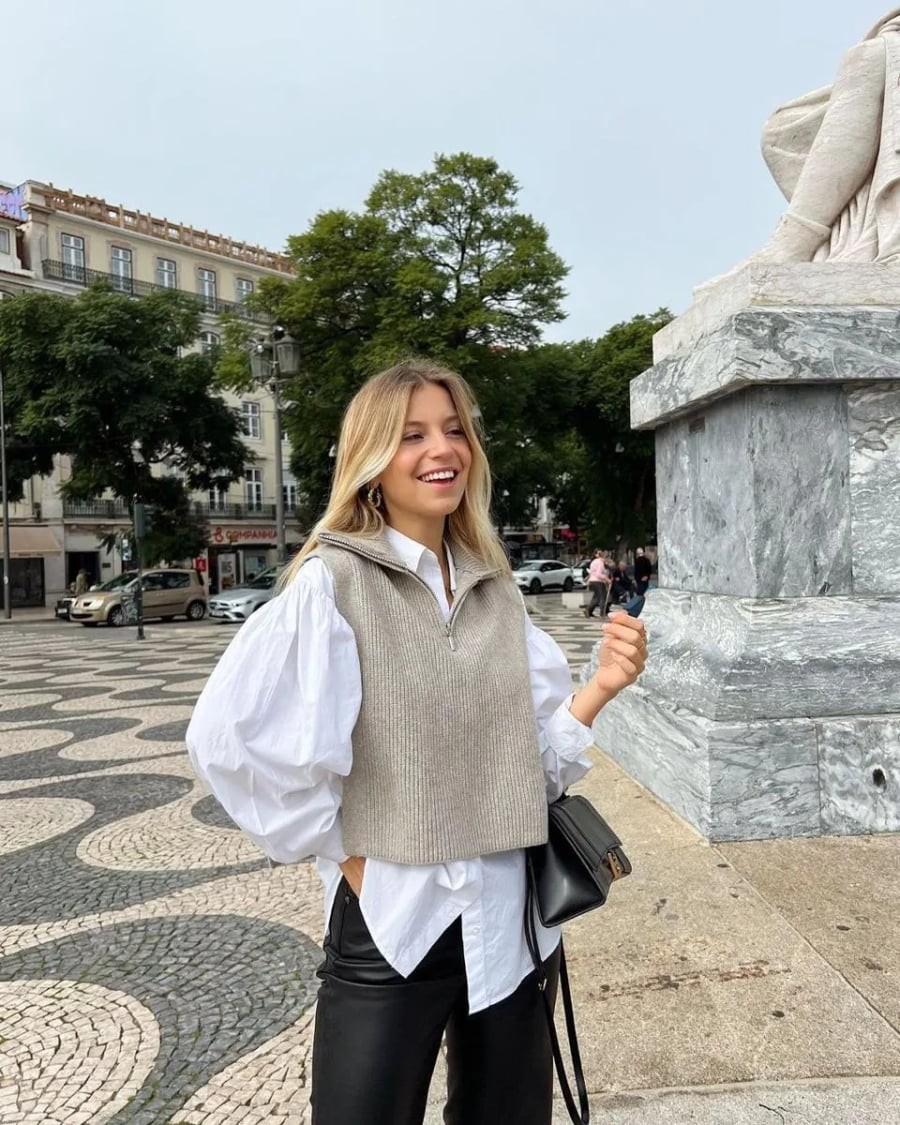 Với những buổi dạo phố hoặc du xuân, áo len cổ khóa kéo kết hợp cùng quần jeans và giày thể thao mang lại vẻ ngoài trẻ trung, thoải mái mà vẫn đủ gọn gàng. 