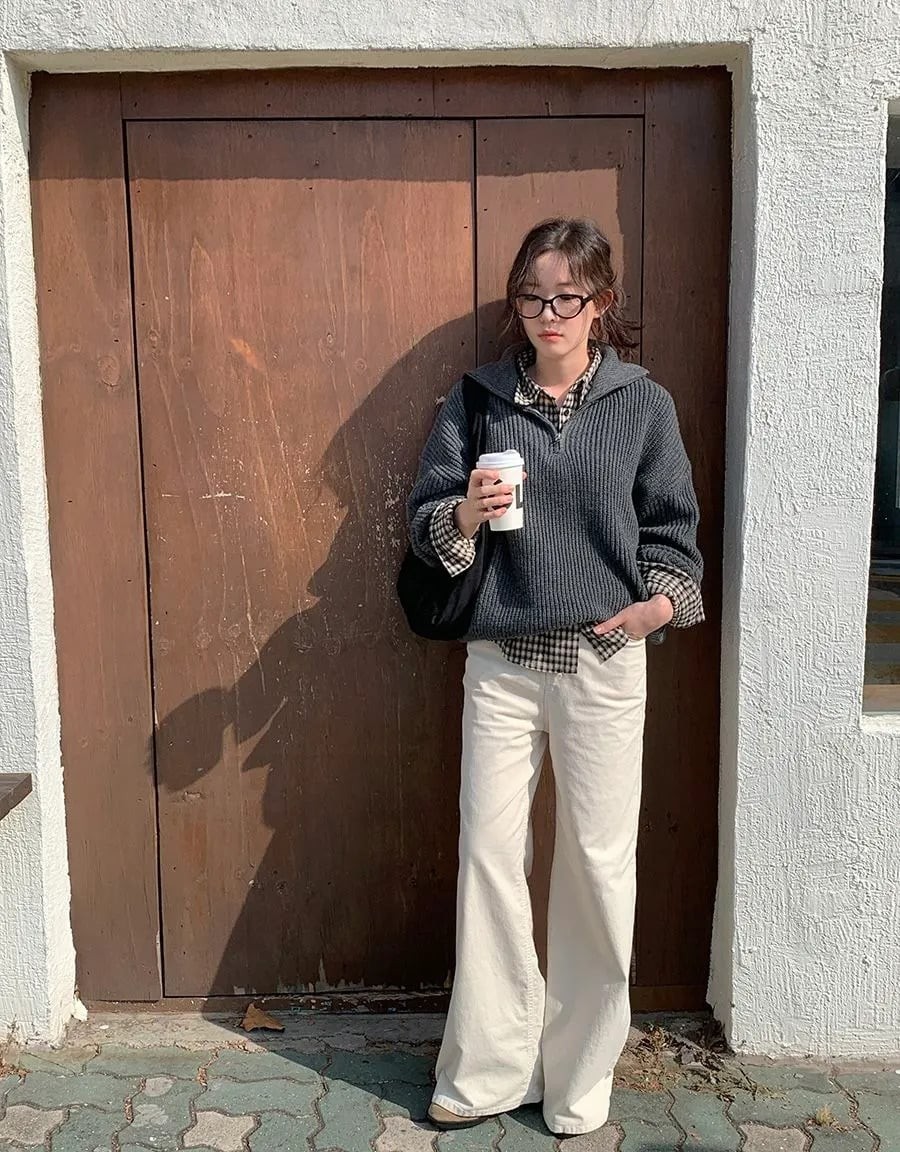 Khi đi cùng quần dáng suông hoặc quần tây, tổng thể trang phục vẫn giữ được nét nghiêm túc cần thiết